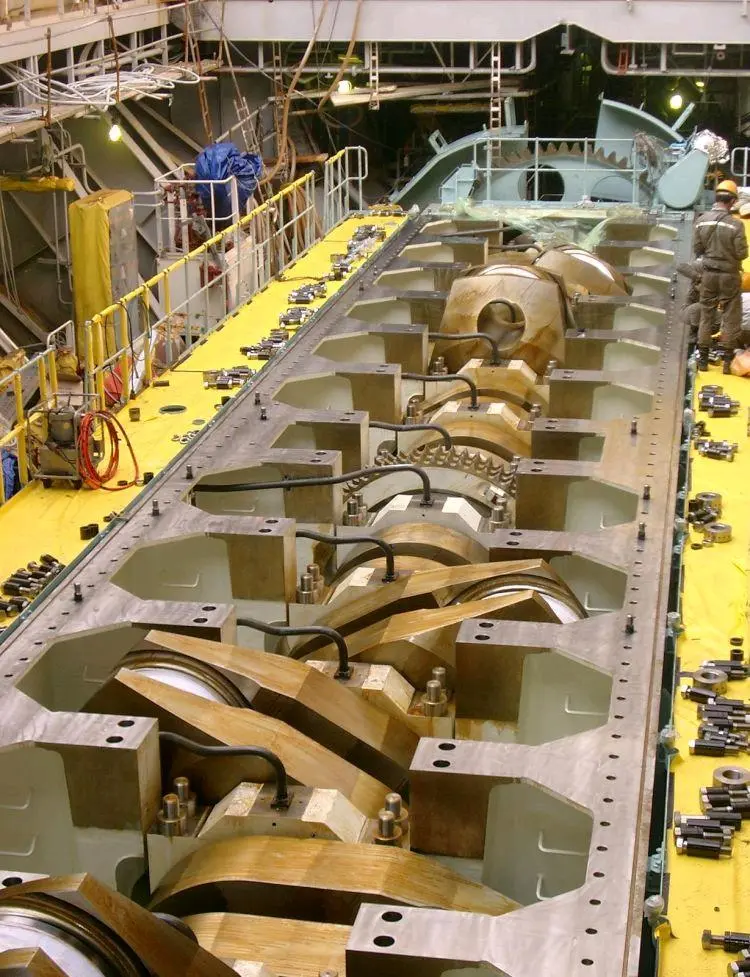 Motor de un barco recibe manteniemiento con IFS EAM